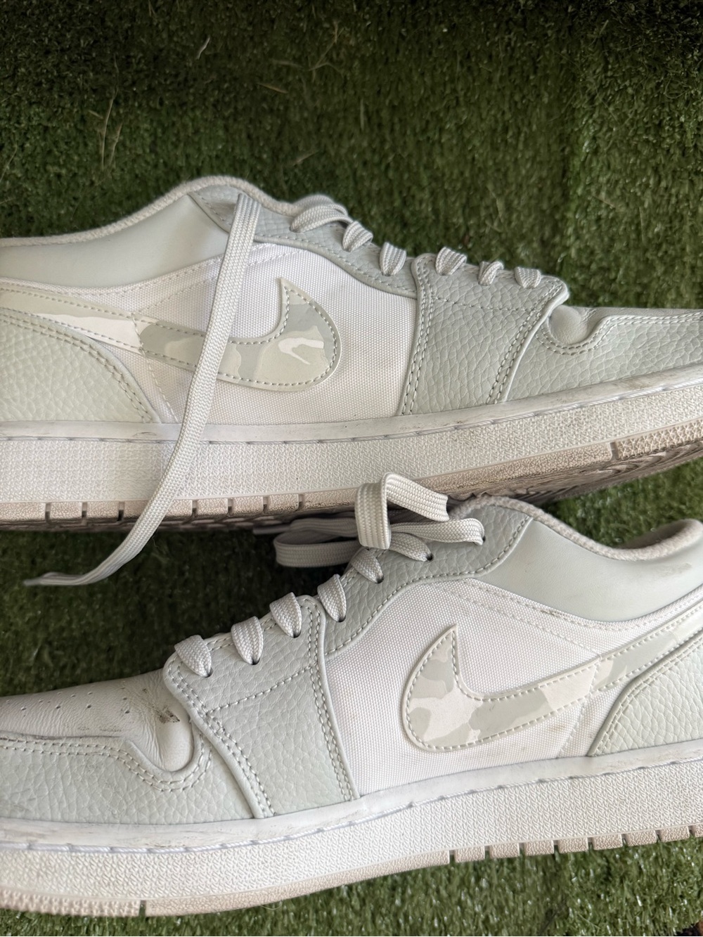 Nike Low-Top Sneakers in White and Light Gray